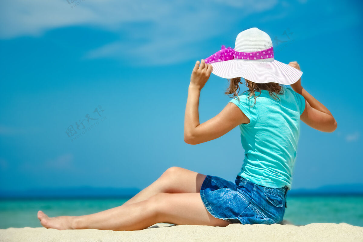 成人希腊沙滩上的海上女孩女性生活方式假日