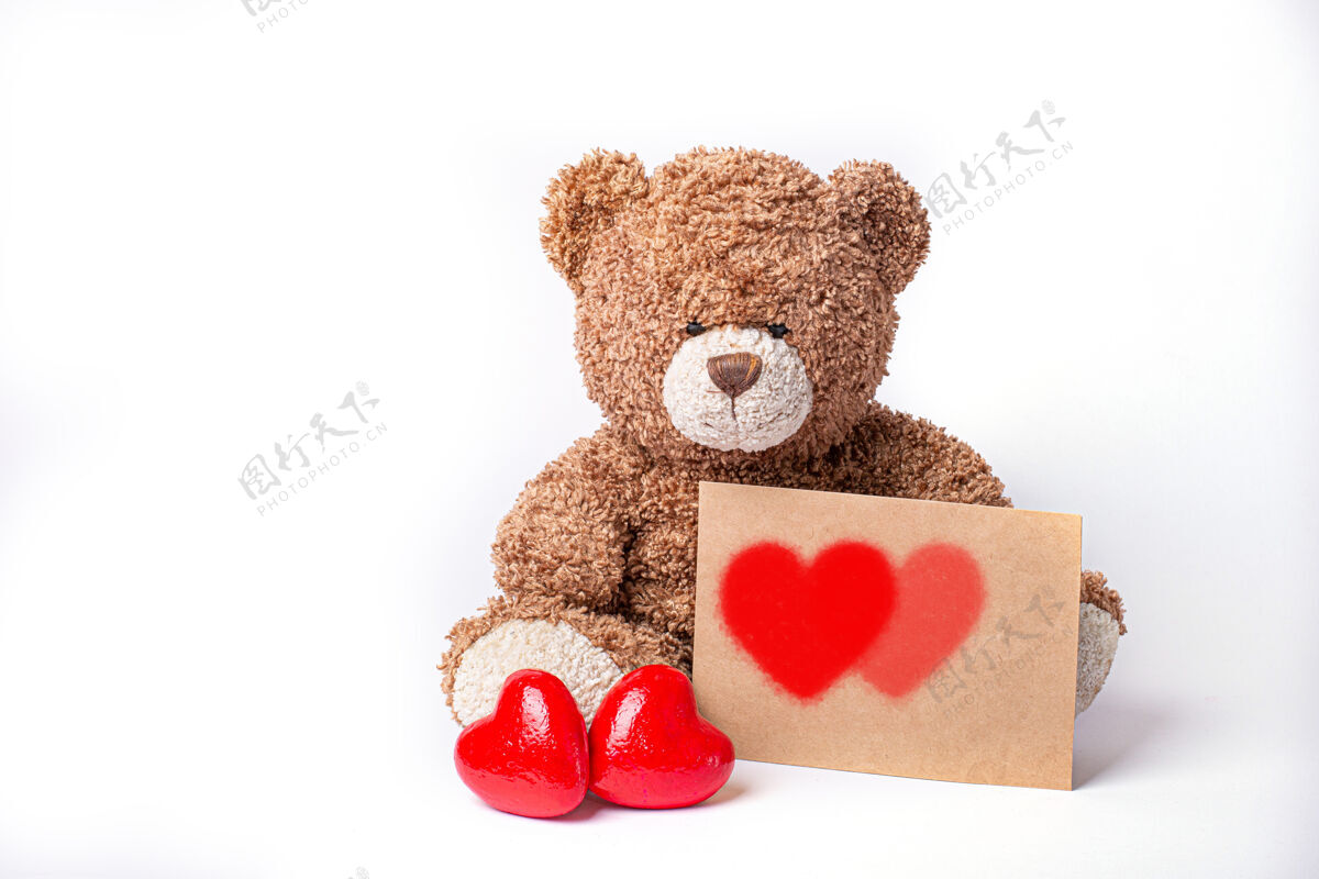 心泰迪熊把一封情人的信放在白色的椅子上情人节情人节信息