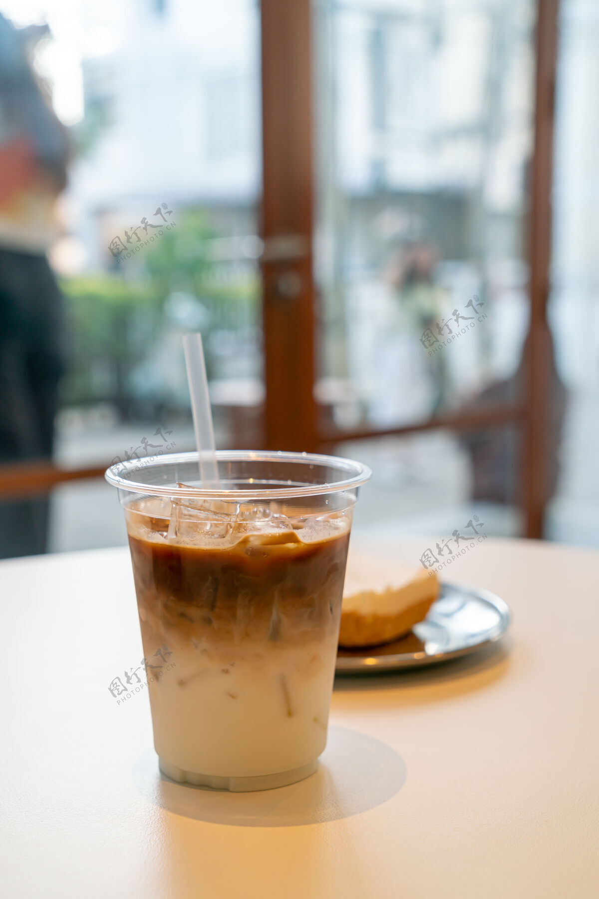 杯子咖啡馆的冰拿铁咖啡杯甜的咖啡新鲜的