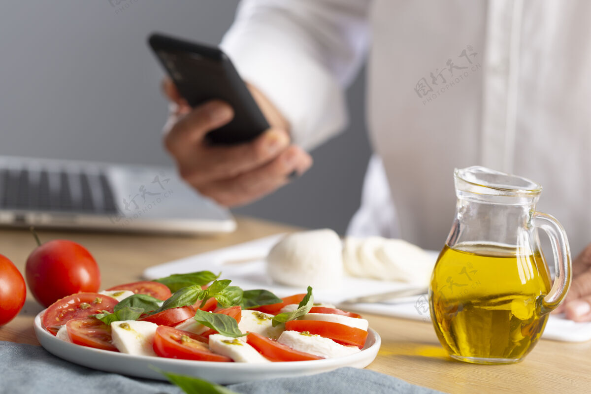 美食家常菜concept.man公司在网上搜索如何烹调卡普雷斯沙拉 这是意大利著名的沙拉新鲜西红柿 马苏里拉奶酪和奶酪罗勒大师级虚拟有机新鲜