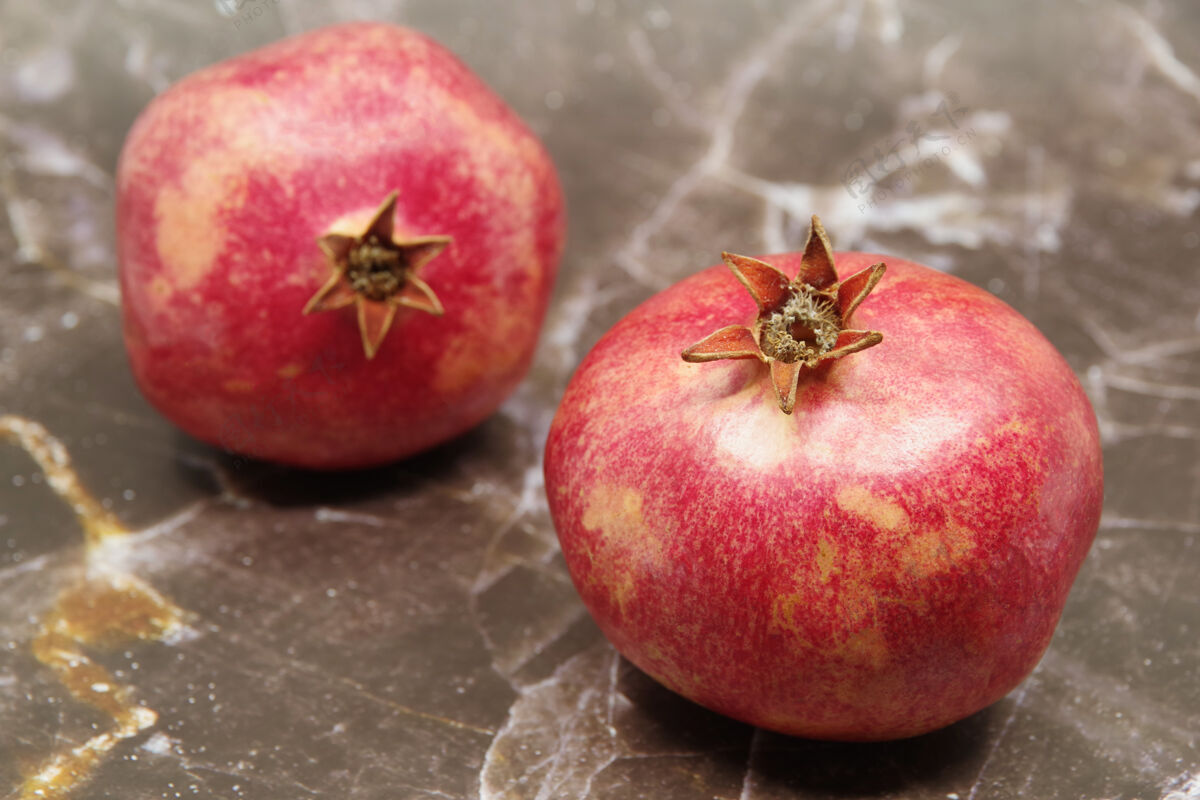 集团成熟的红石榴果实呈褐色表1.季节性水果.皇家水果多汁热带酸