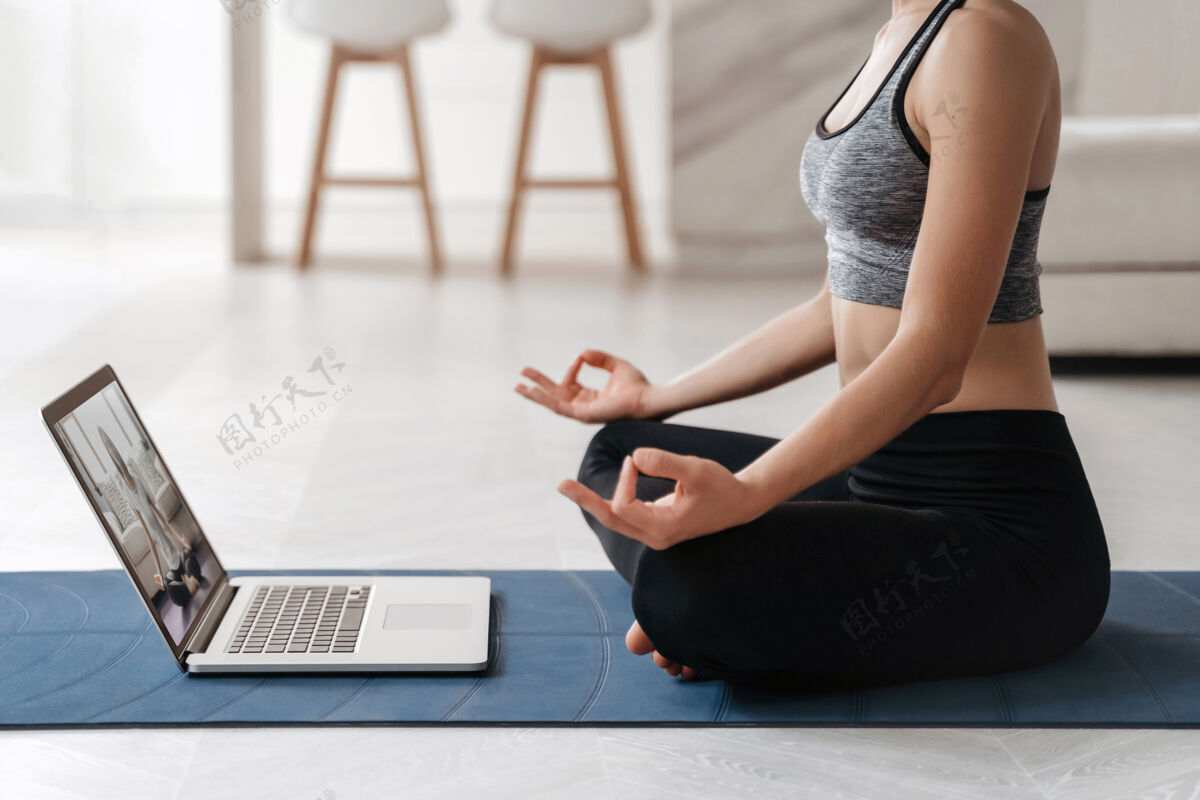 电脑贴身女教练有网络视频在线训练哈他瑜伽 练习苏哈萨纳姿势活动生活方式私人教练