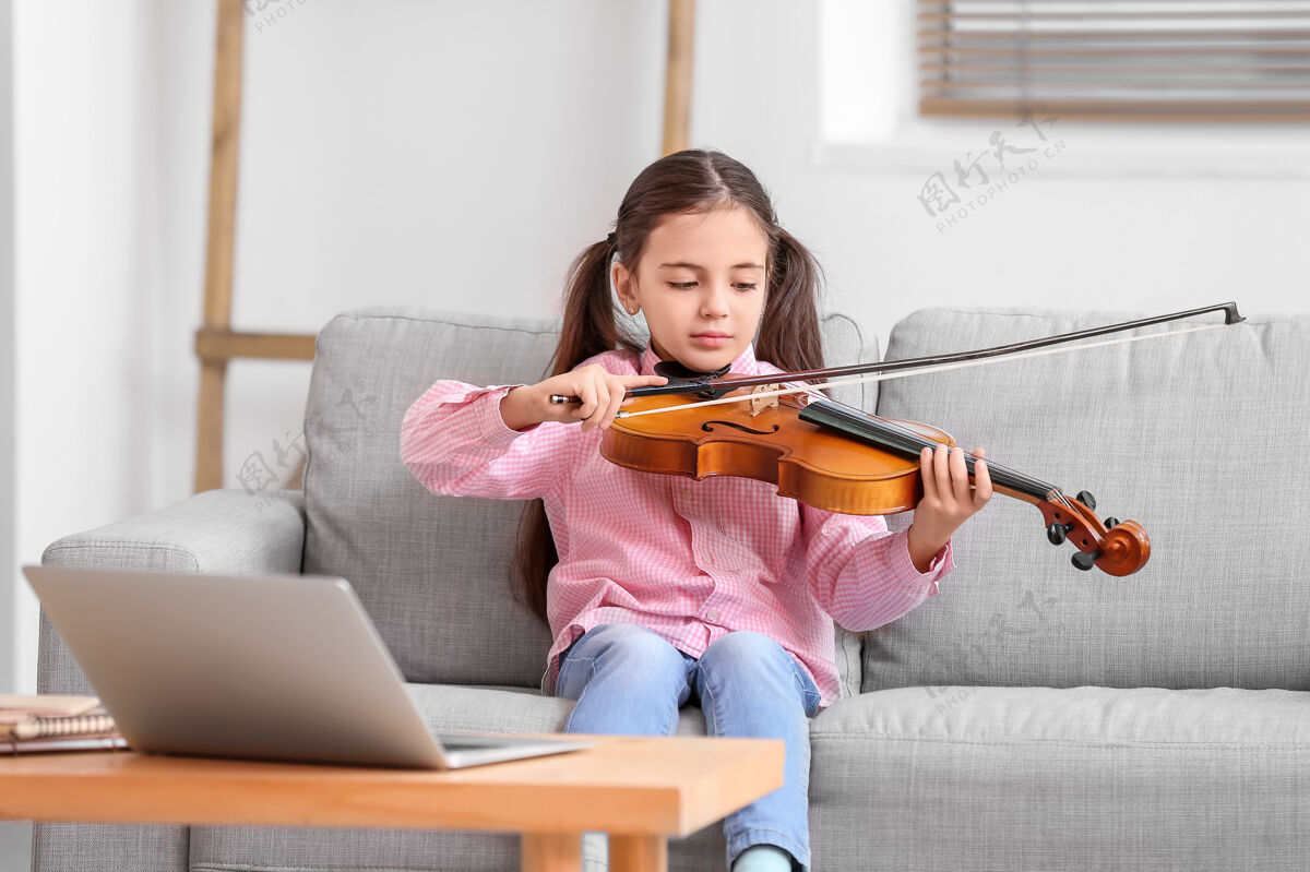 乐器在家上音乐课的小女孩小提琴坐着检疫