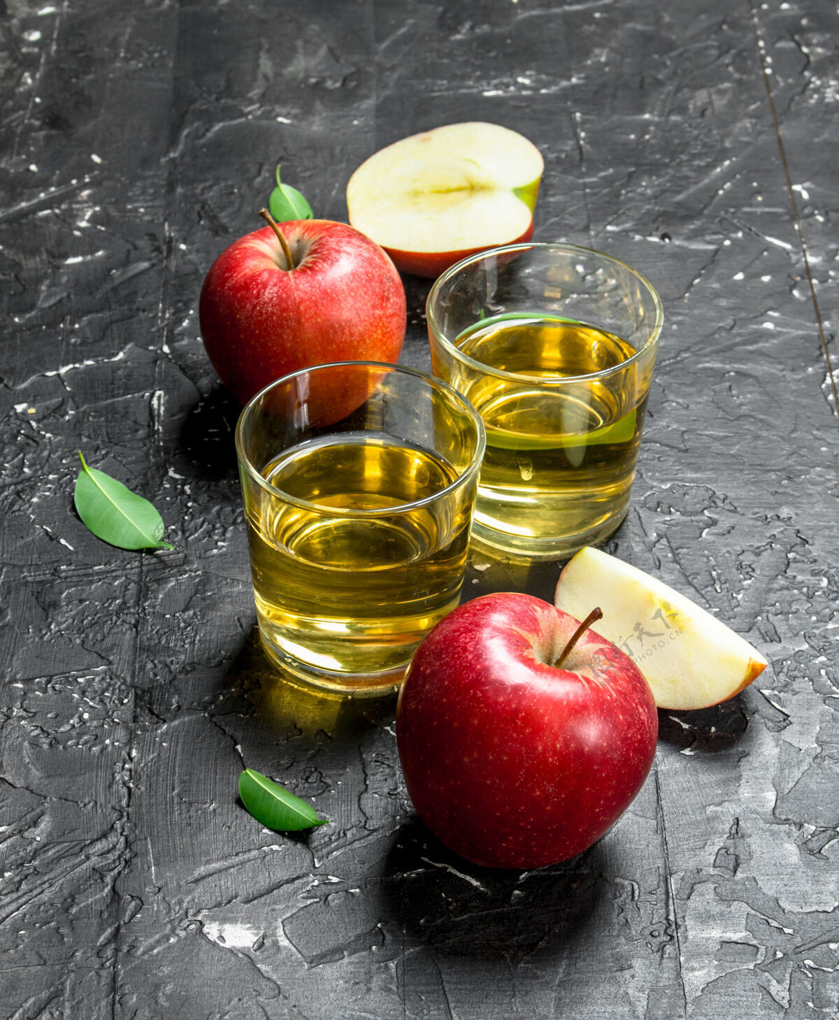 维生素苹果汁放在玻璃罐里 新鲜苹果放在盒子里新鲜饮料有机