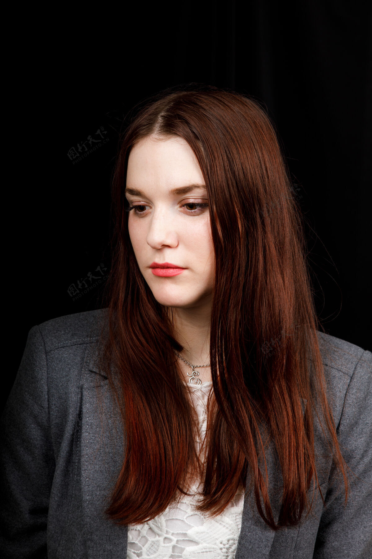 办公室身穿黑色夹克 背景为黑色的年轻女商人肖像夹克姿势商业