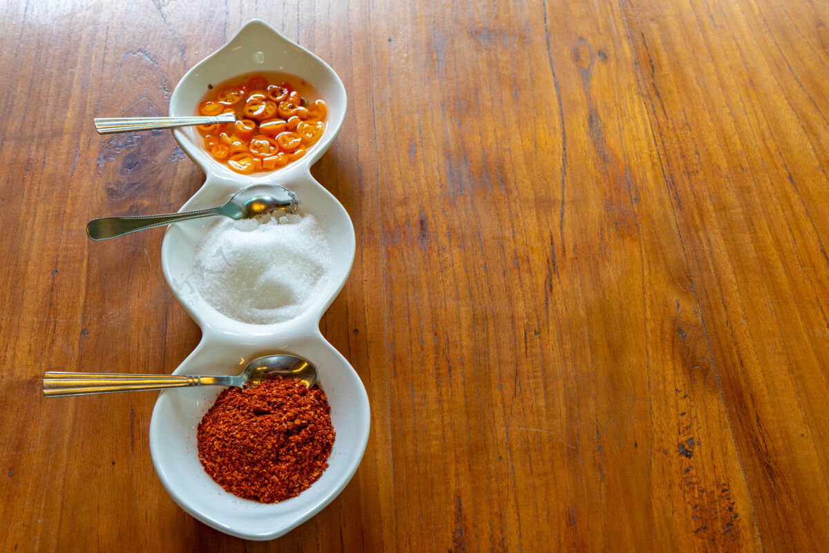 碗李乐白碗里的亚洲调味品 如醋 糖和辣椒 是一种泰式面条泰国酱汁辣椒