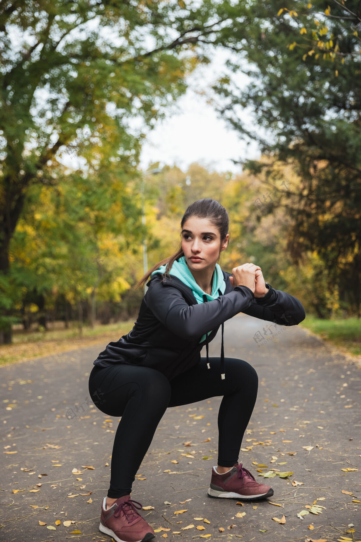 身体令人惊叹的年轻漂亮的健身女士在公园户外锻炼的照片户外女人运动员