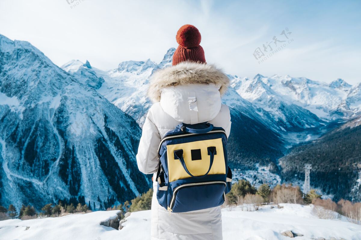 徒步旅行者女游客在山里散步带着背包旅行生活方式旅行旅行