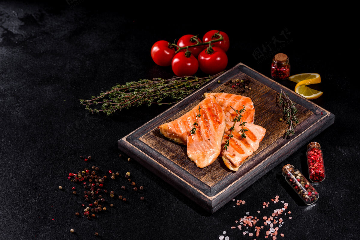 蔬菜美味的新鲜红鱼北极焦烤在一个烤架来源欧米茄 健康食品菲力美食薯条