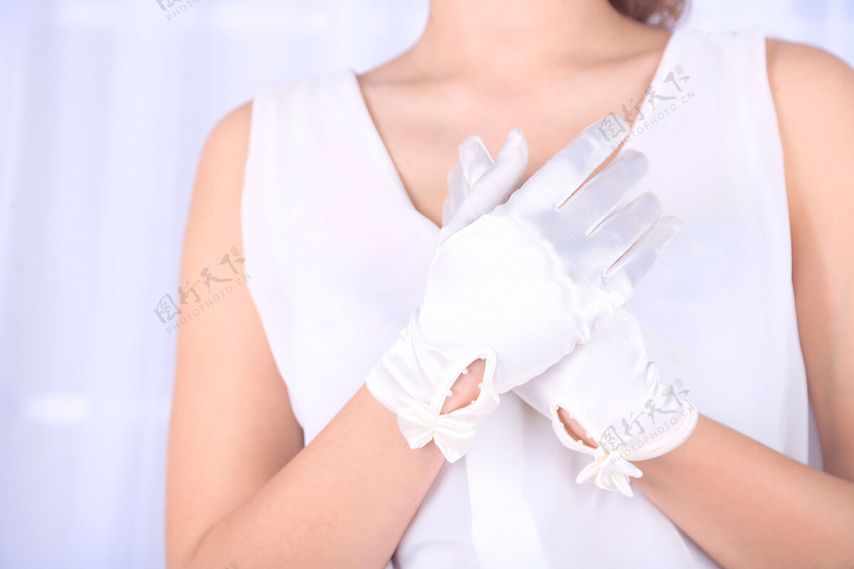 手指新娘手上的结婚手套 特写人触摸成人