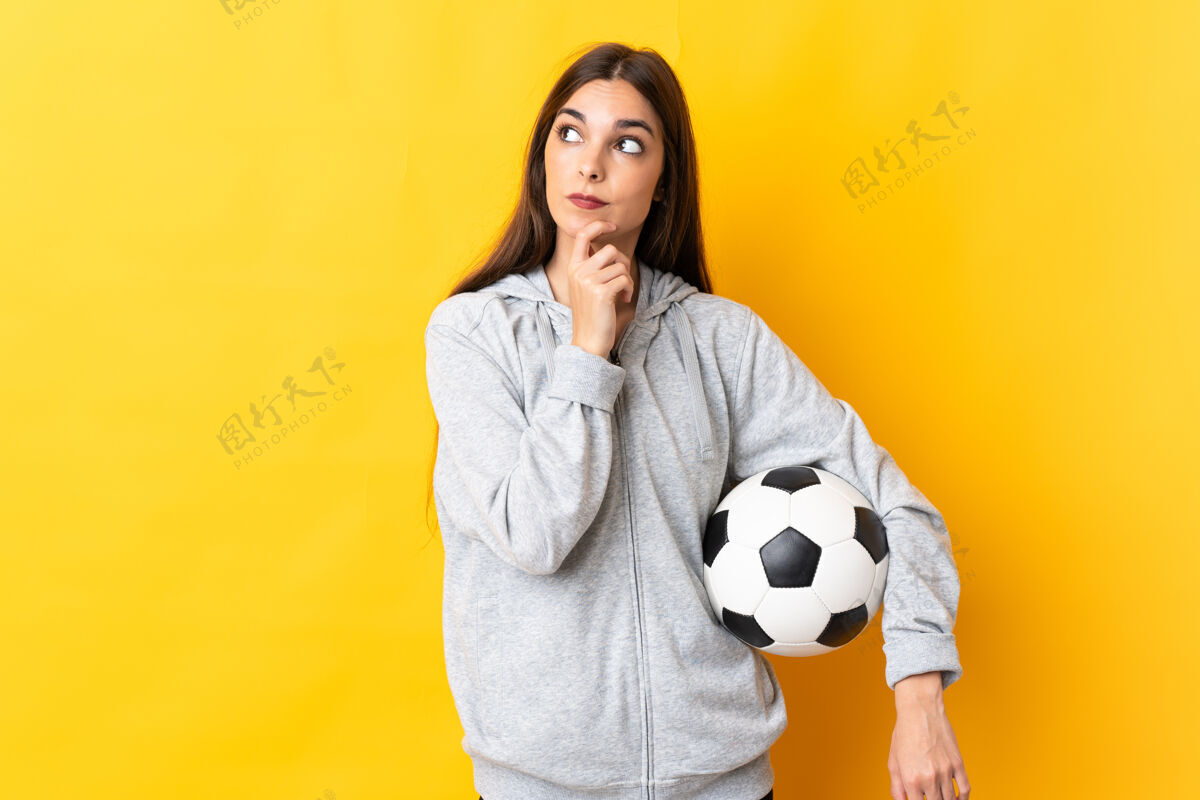 困惑年轻的足球运动员黄女士有疑问对象年轻女子