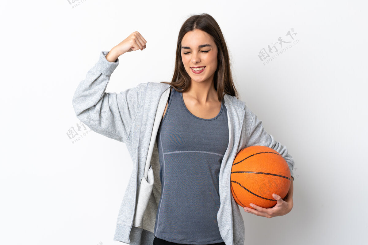 专业打篮球的年轻女子对白色做了有力的手势爱好女性运动