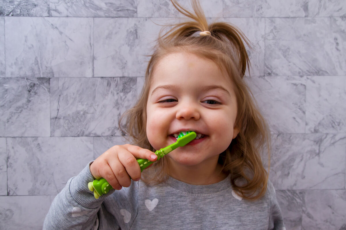新鲜快乐的小女孩在浴室刷牙牙刷日常卫生