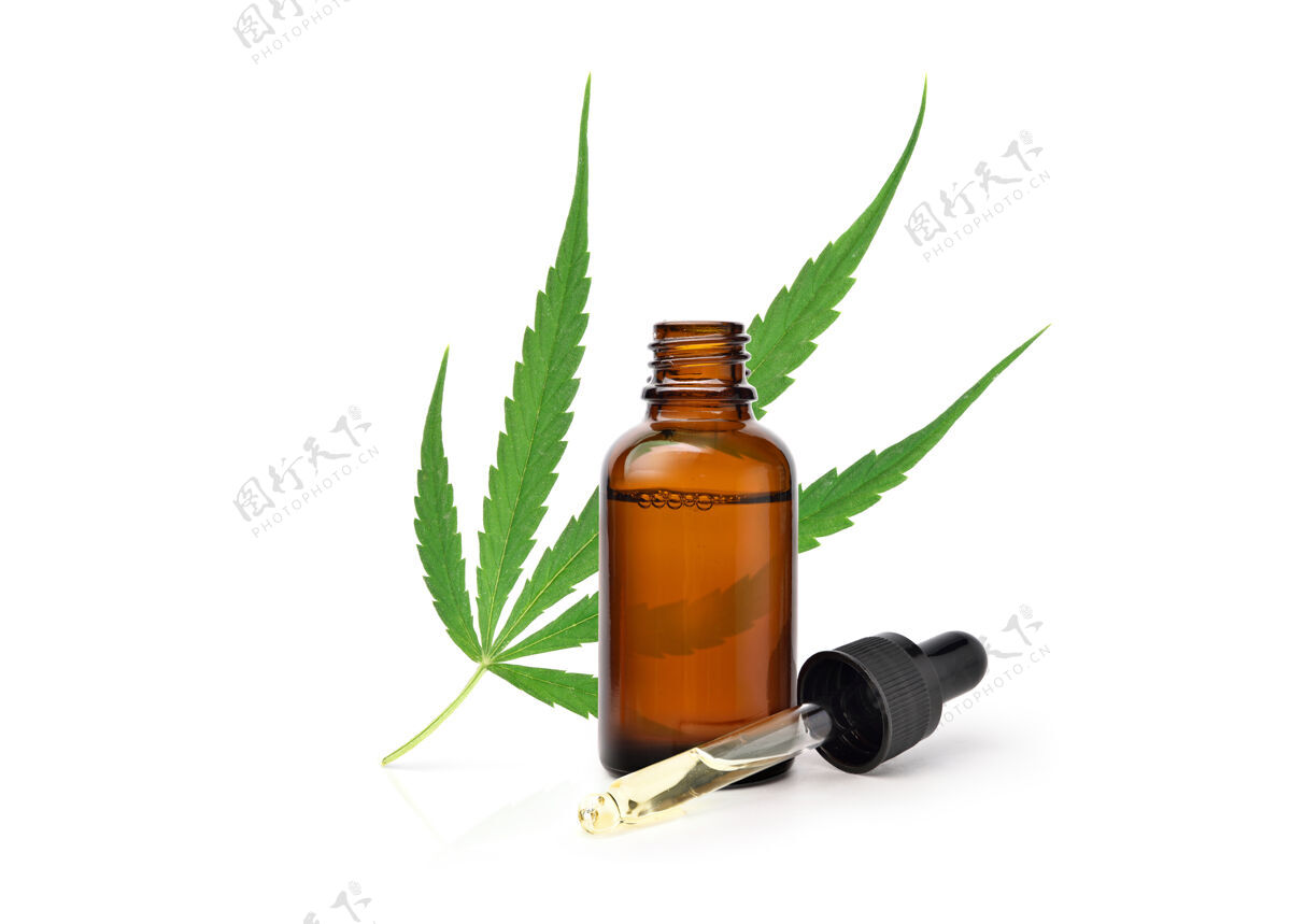 油大麻精油提取物在滴管瓶与绿叶白色健康自然草药