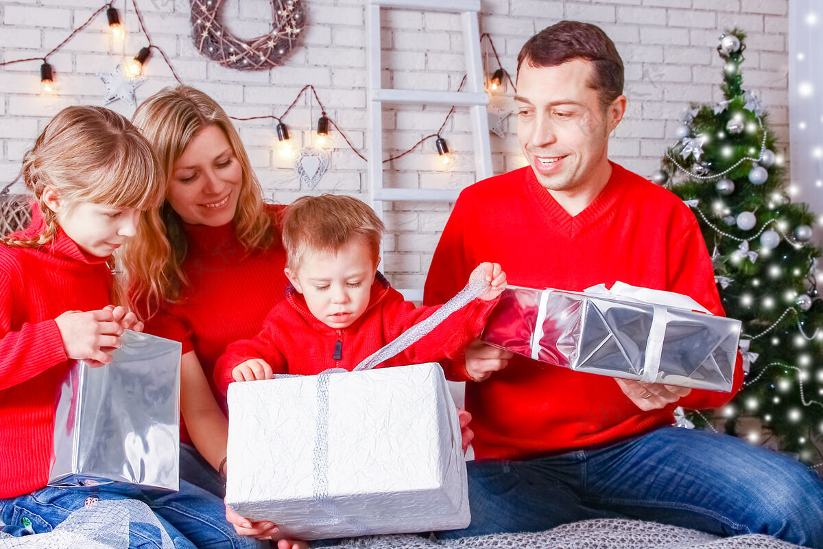 可爱一个快乐的家庭在圣诞节有礼物孩子时间一起