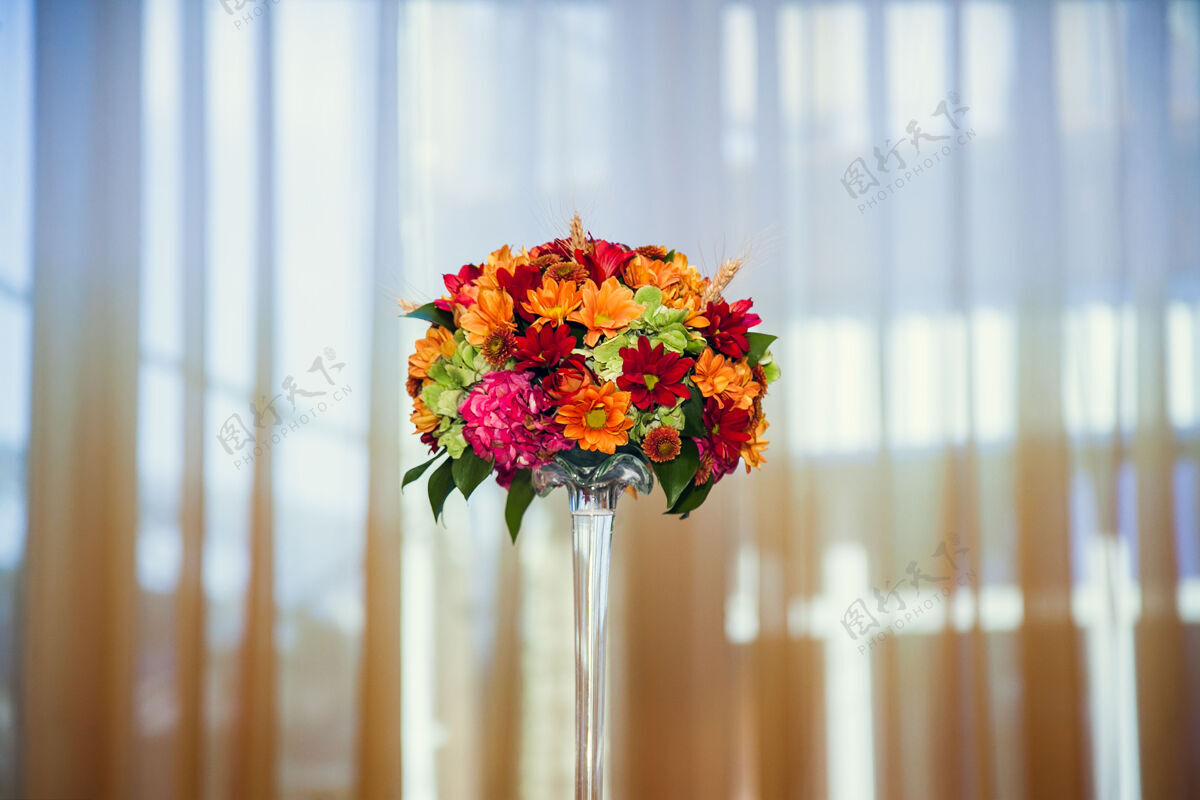 餐厅秋天的花束装饰着餐厅喜庆的餐桌康乃馨束拱门