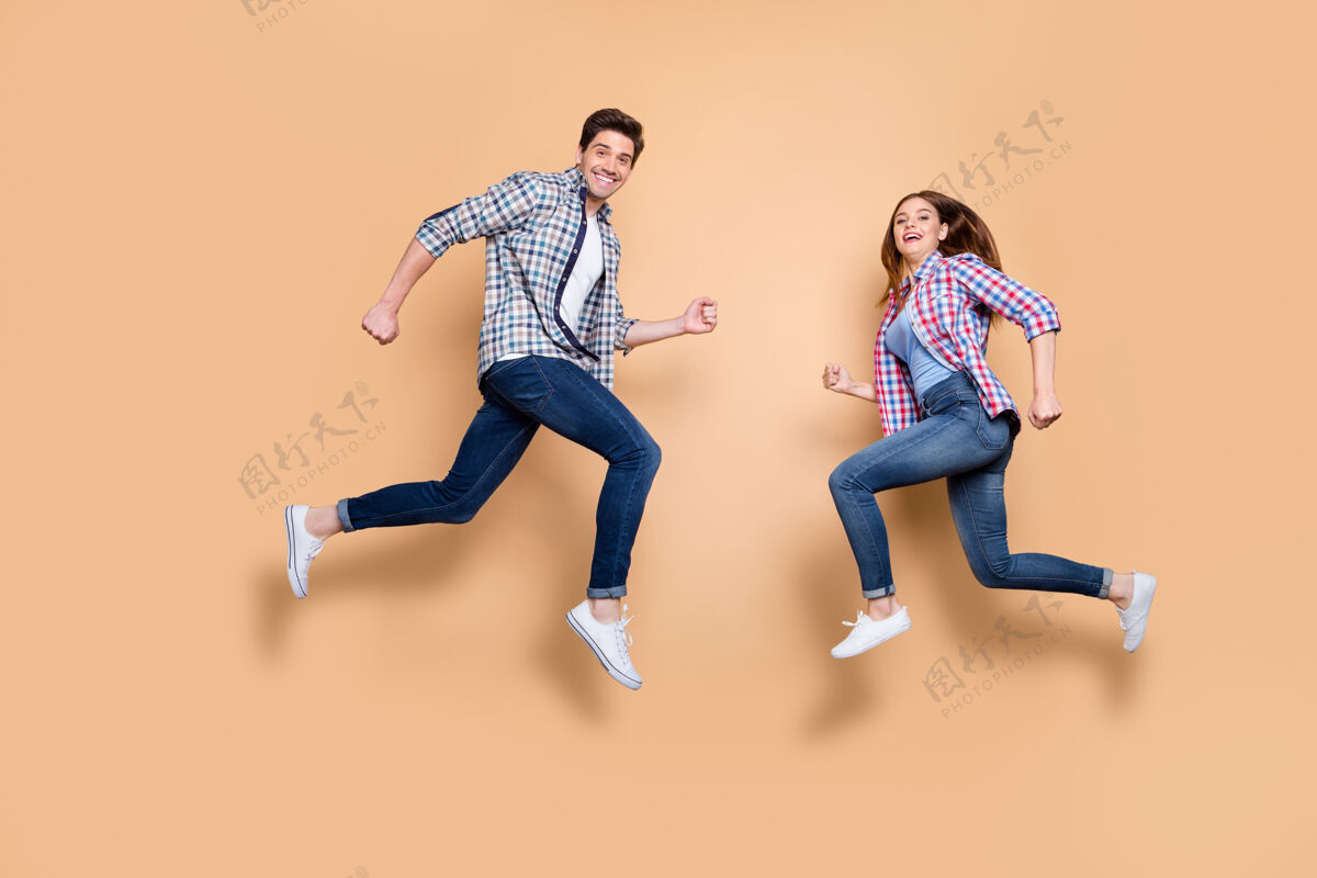女人全尺寸资料照片两个人疯狂的女士家伙跳高对面冲男女装商店购物穿休闲服孤立米色背景女性去男人