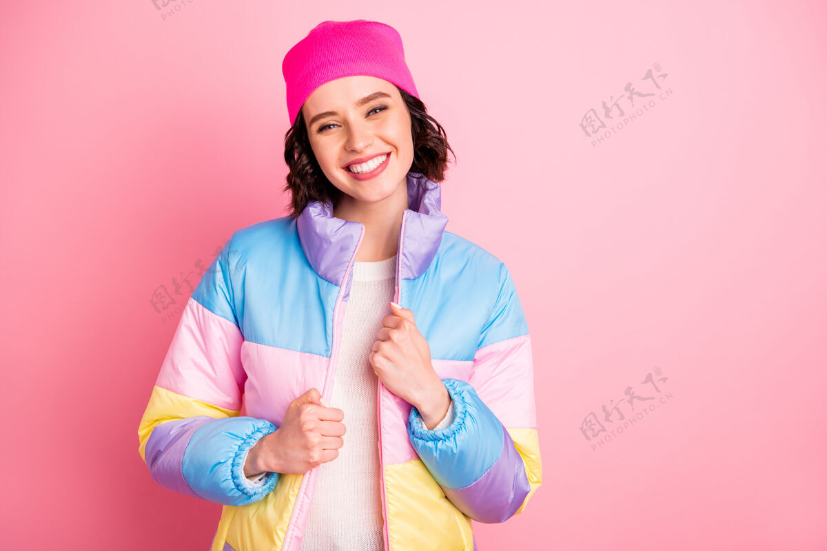 Swoosh漂亮女士的特写照片高兴地感受到春天的温暖穿着暖色外套孤立的粉红色背景年轻乐趣模特
