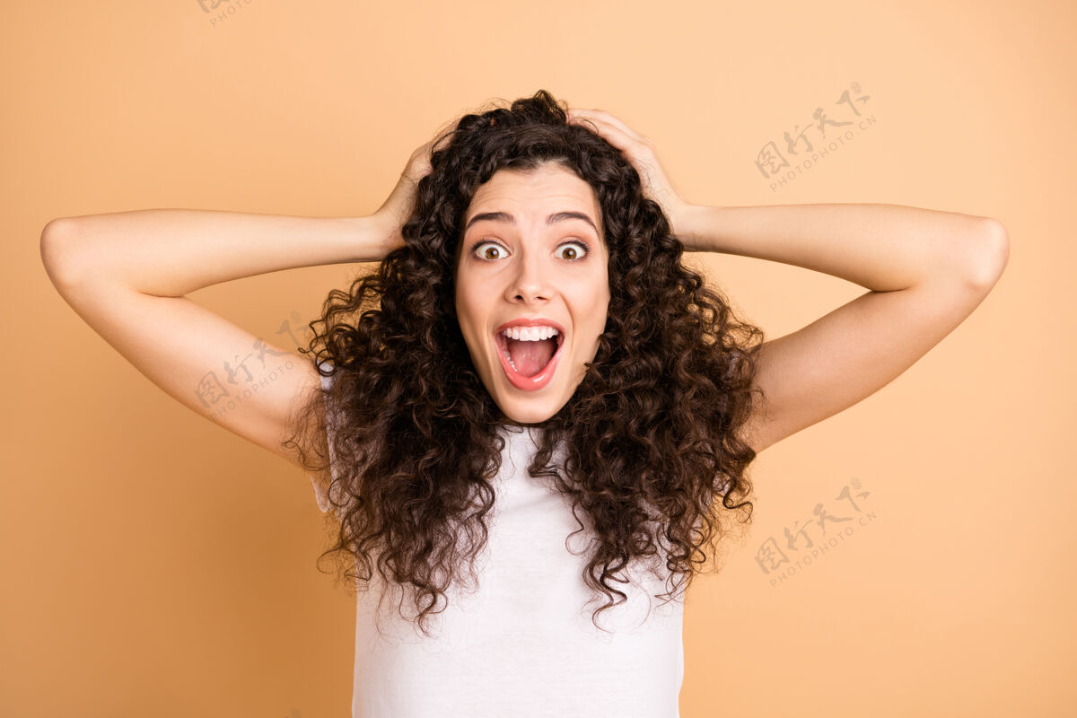 学生照片中的惊人女士抱着手臂在头上张嘴倾听伟大的广告销售购物穿着白色休闲装孤立米色粉彩背景头模型Swoosh