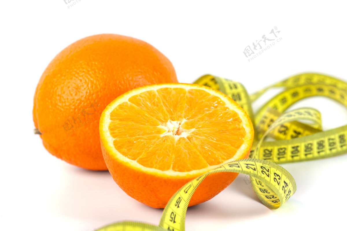 健身橘子果实 上有测量隔离白色.概念节食和身体护理磁带健康生活