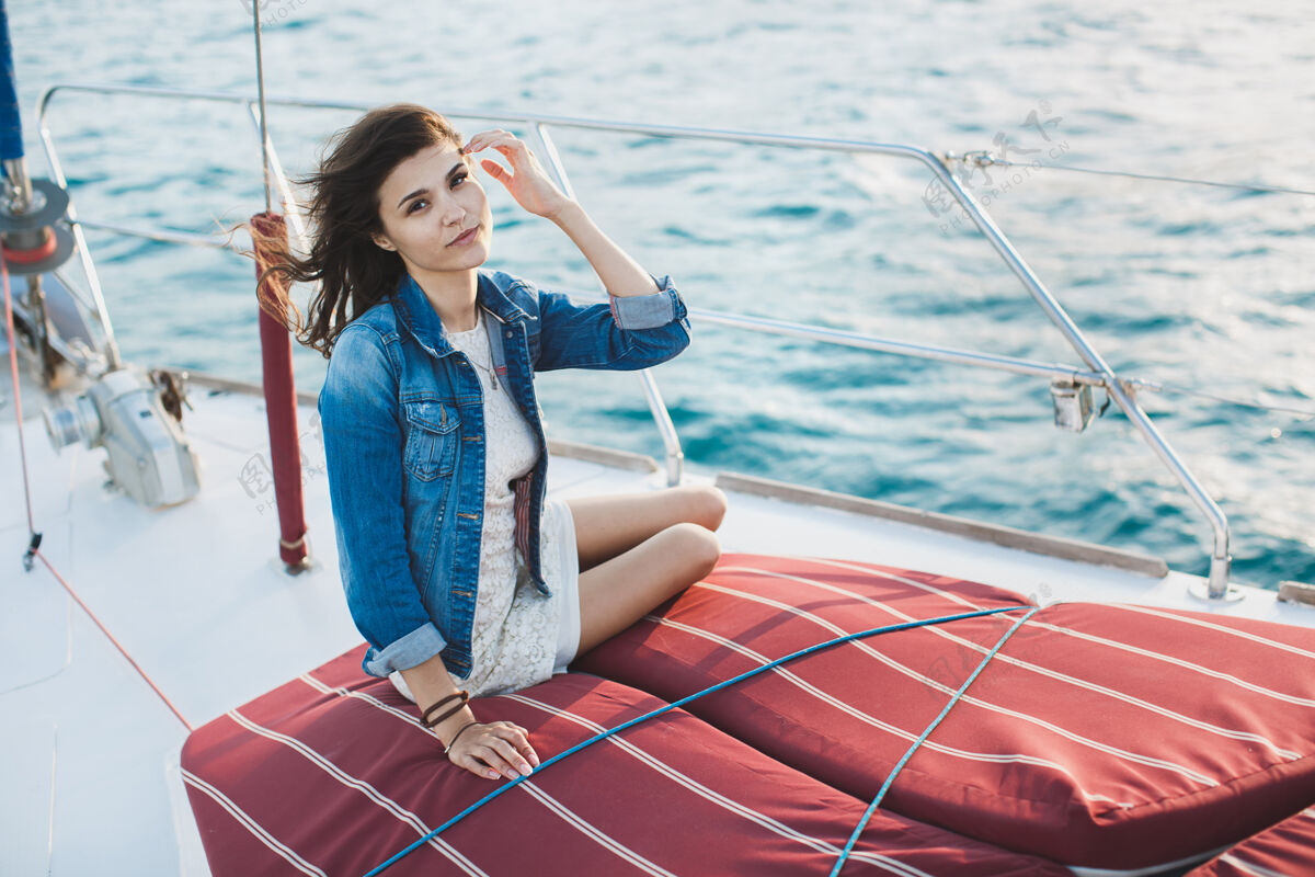 年轻一个漂亮的女孩在海上的游艇上海洋休息欧洲