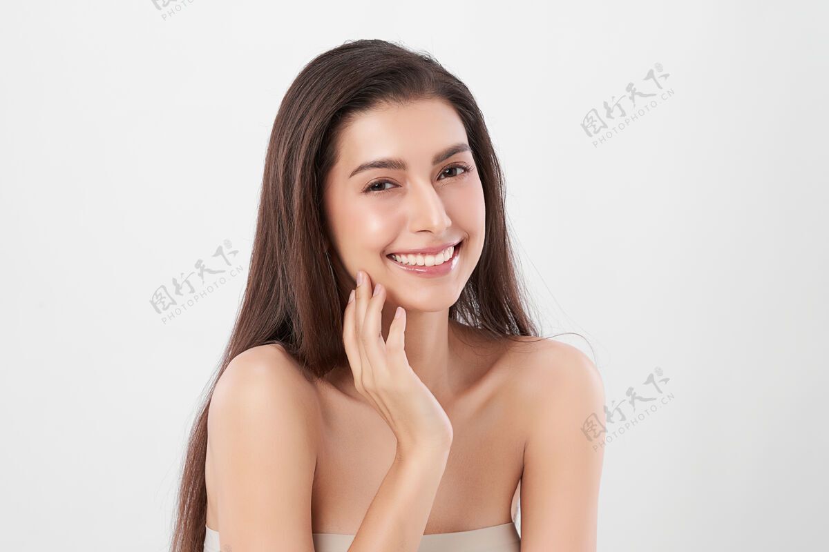 治疗美丽年轻的亚洲女性 拥有干净清新的皮肤 面部护理 面部护理 美容 美容 亚洲女性肖像特写微笑皮肤护理