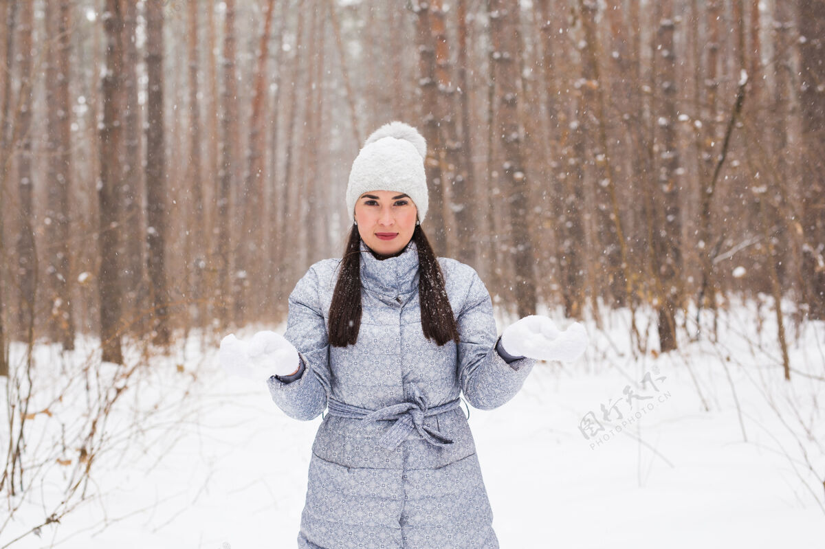 手套冬季 美丽与时尚的概念-雪景自然墙 穿着外套的年轻女子的画像嘴唇圣诞节女性