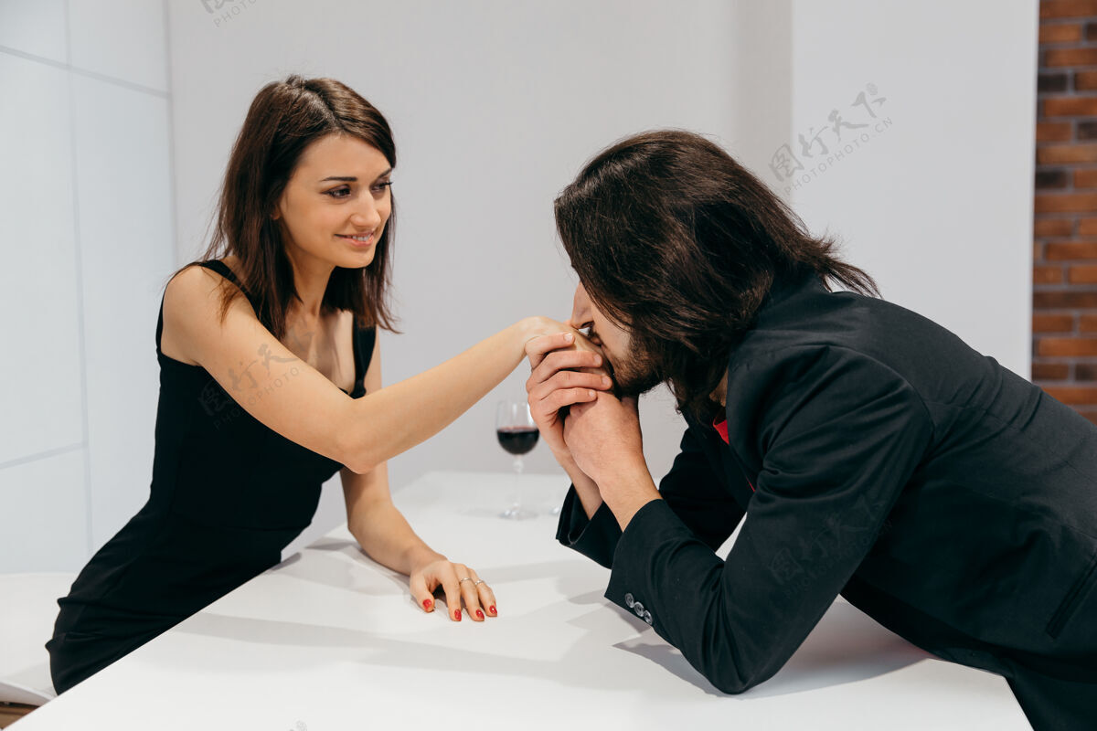 快乐一个男人在婚后轻轻地吻他心爱的女孩的手建议高高质量的照片护理提议温柔