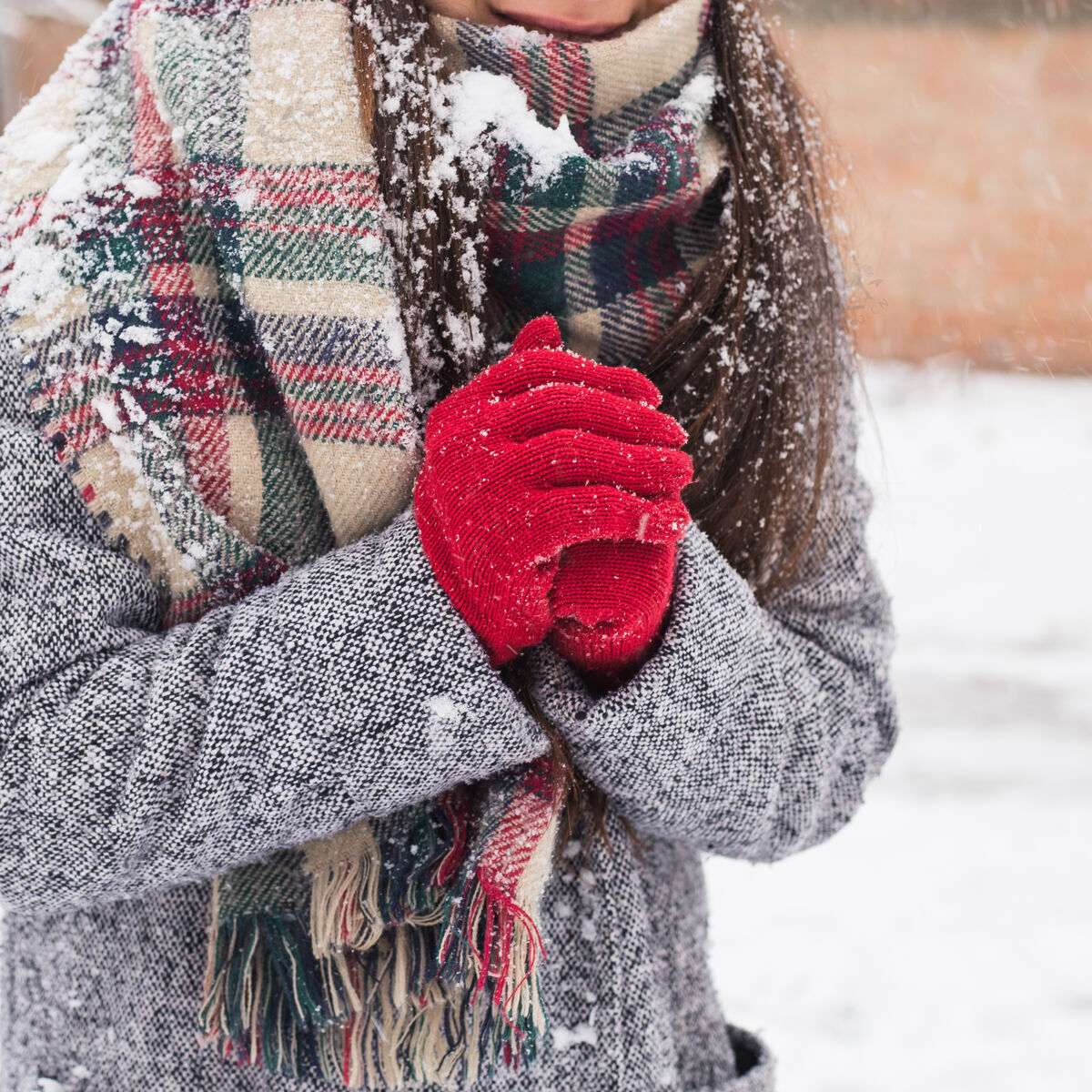 乐趣无忧无虑的女孩 在冬天欢笑白天.室外一位年轻的欧洲妇女在下雪的早晨在房子附近偷情的照片享受黑发时尚