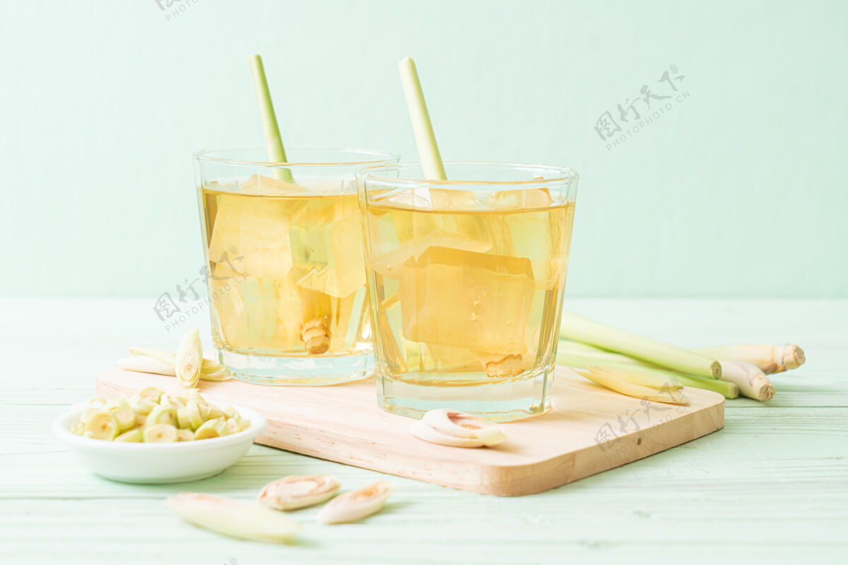 水冰柠檬草汁在木头上水果刷新健康