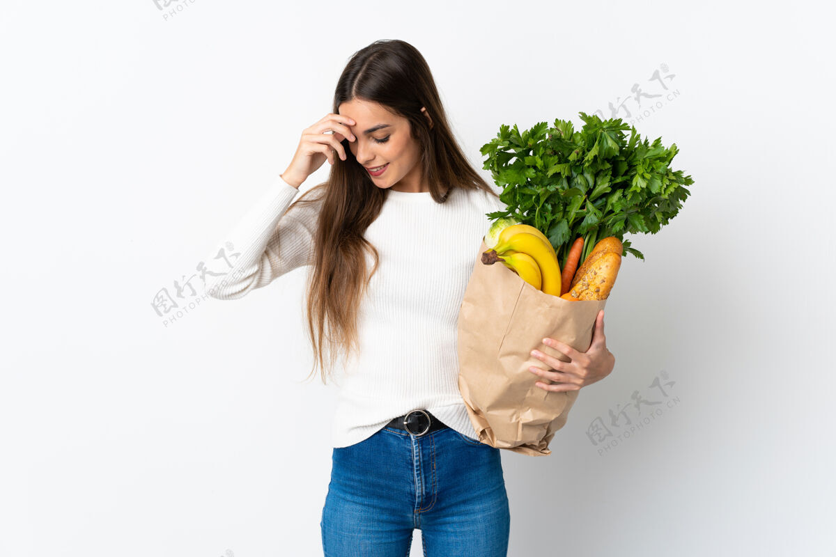 年轻年轻的白种女人在买食物的时候会笑积极自然良好