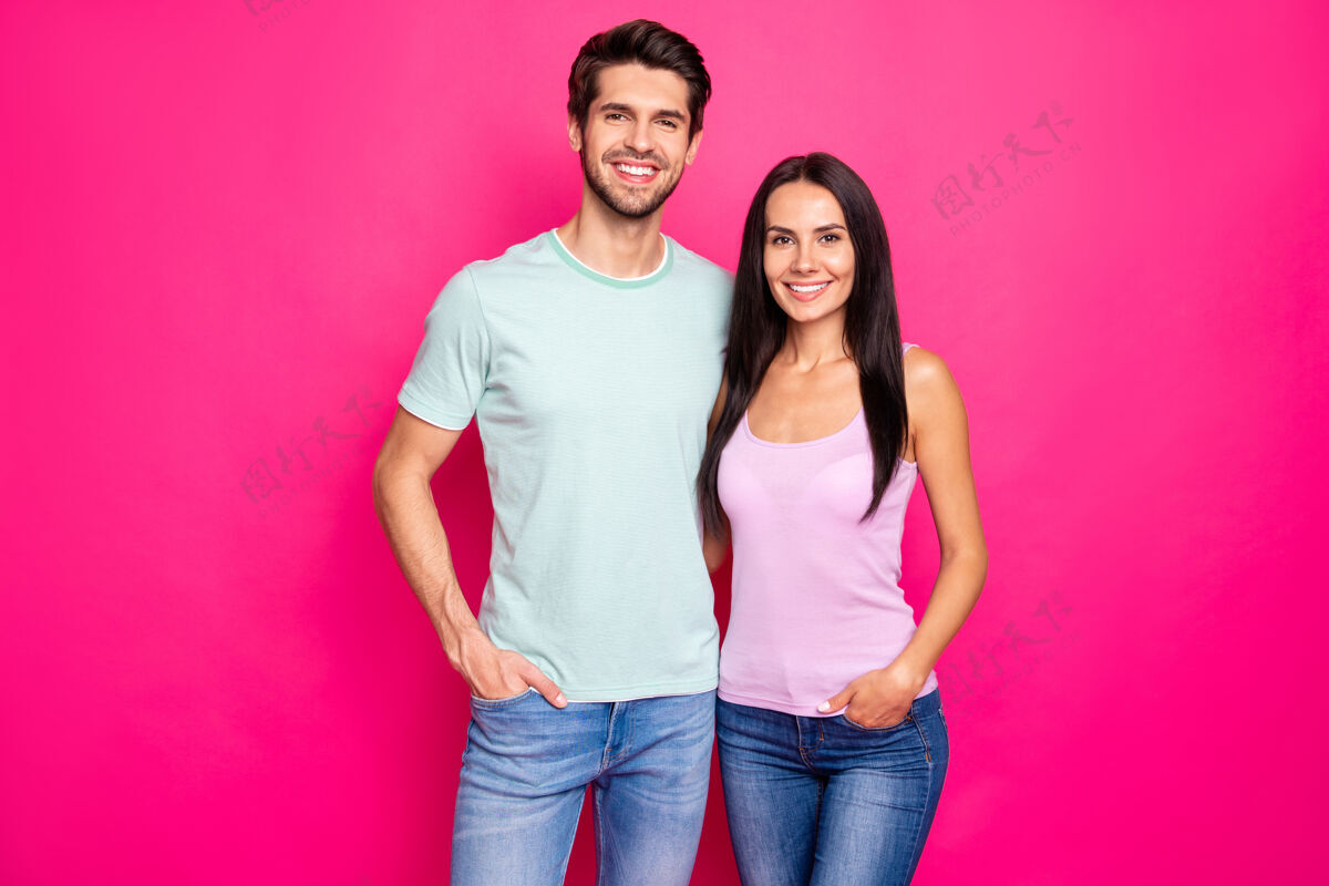 友谊照片中惊人的情侣男女站在拥抱享受最好的公司穿休闲服隔离亮粉色背景男朋友男性约会