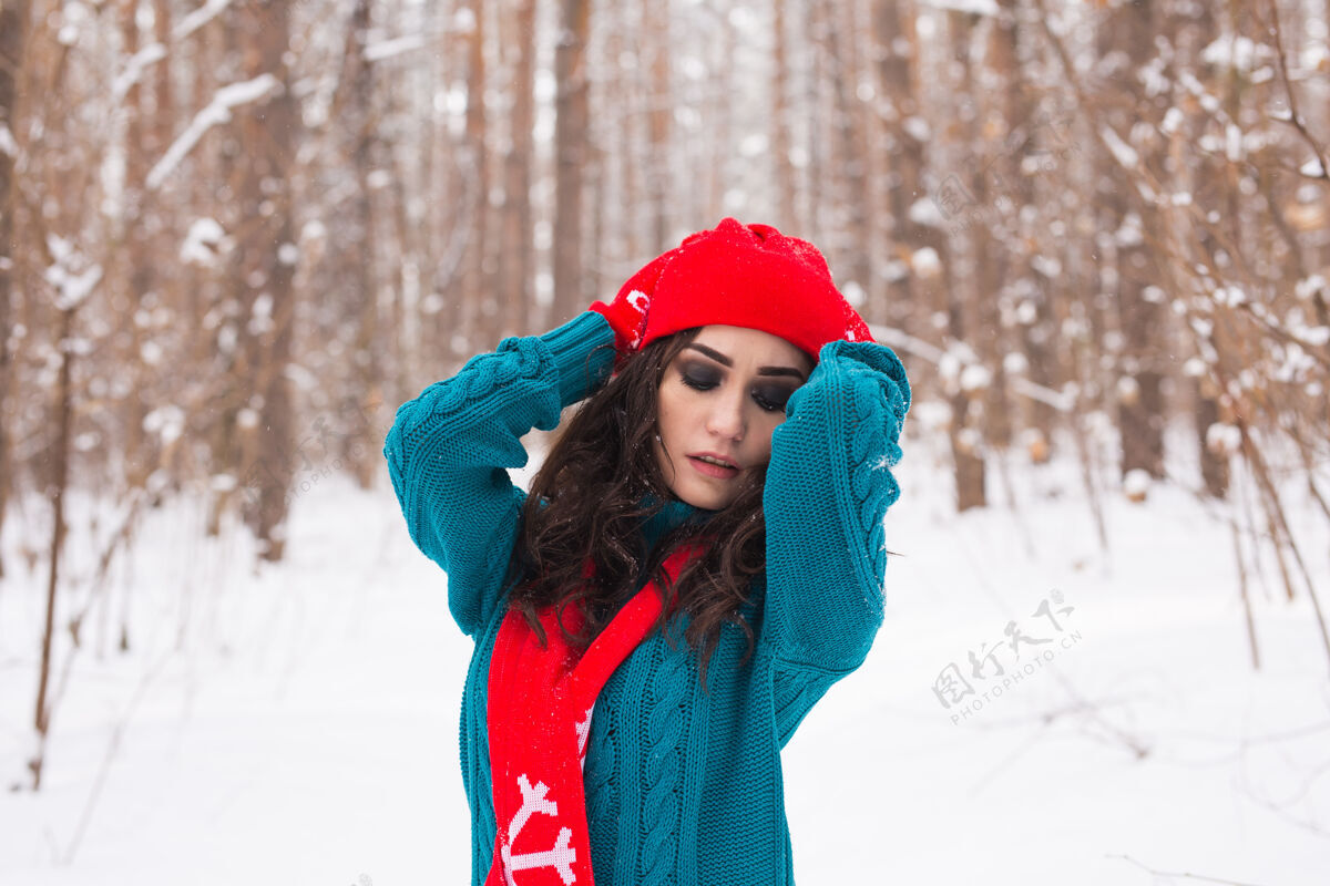 雪花在阳光明媚的日子里 年轻漂亮的女人在冬天的雪地公园里散步黑发微笑节日