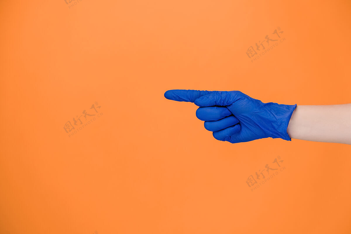 冠状病毒男性手指着复印空间 戴着手套指向模切展示
