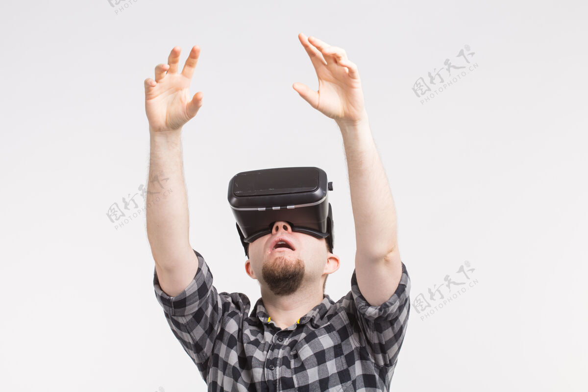 虚拟戴着vr眼镜的男人举手达到视觉护目镜