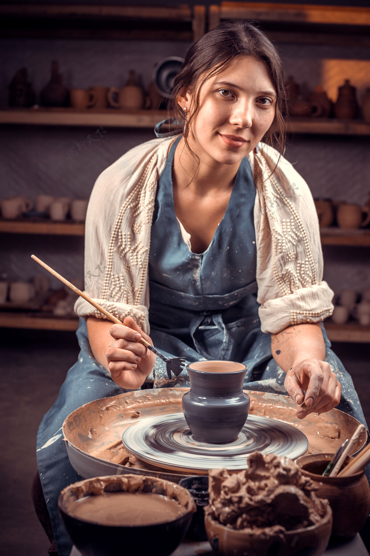 创意迷人的工匠大师 用生粘土和手工艺品生产艺术家雕刻壶