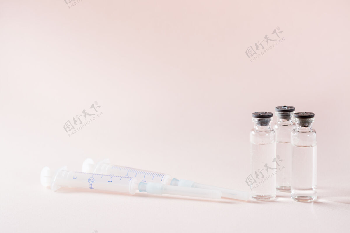 注射疫苗接种和免疫.疫苗小瓶和干净的注射器制药液体科学