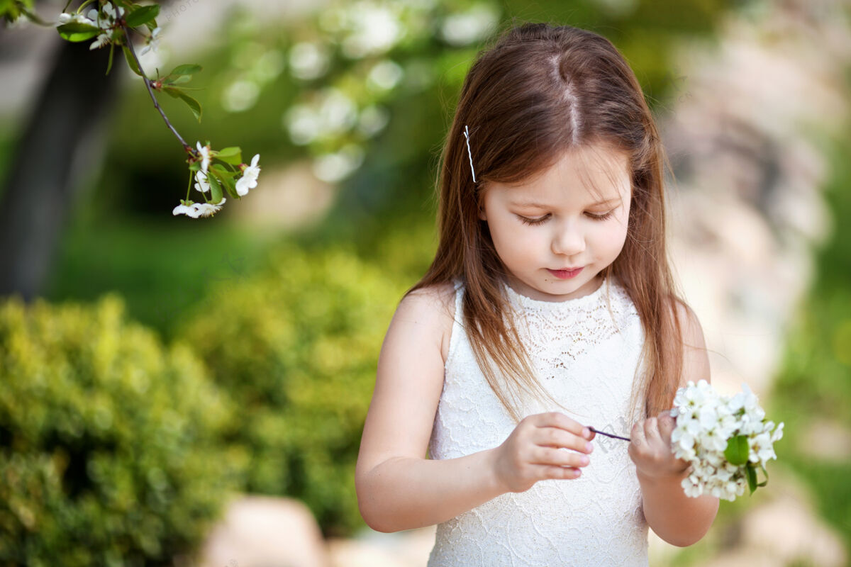 乐趣在花园里穿着奶油色连衣裙的漂亮小女孩女孩户外自然