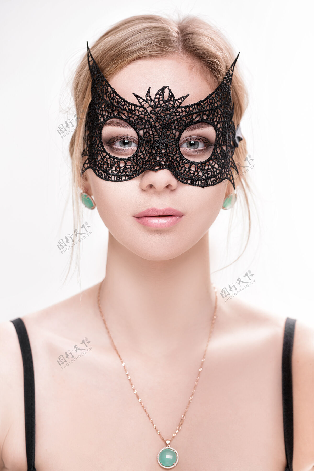 金发美丽性感的金发碧眼女子的肖像 戴着黑色蕾丝面具背景：威尼斯人面具面具年轻美丽