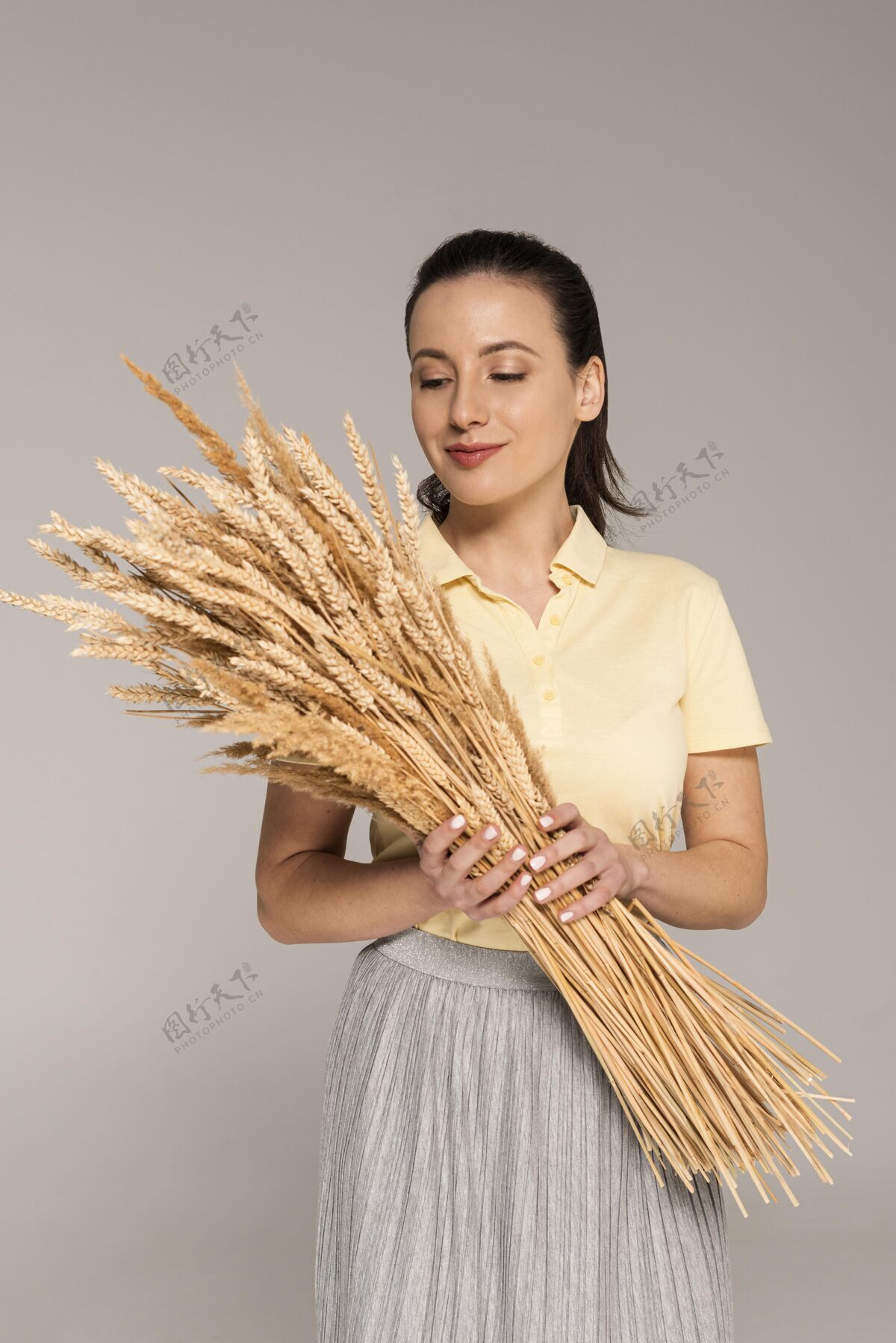 生态拿着麦子的女人画像女人小麦再利用