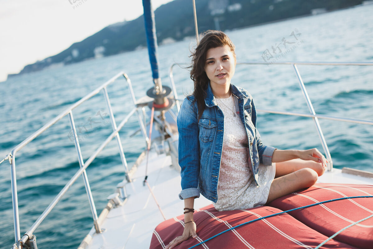 娱乐一个漂亮的女孩在海上的游艇上人度假放松