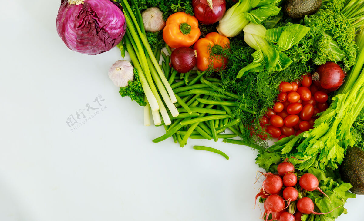 新鲜制作新鲜蔬菜沙拉的健康配料收获饮食平衡