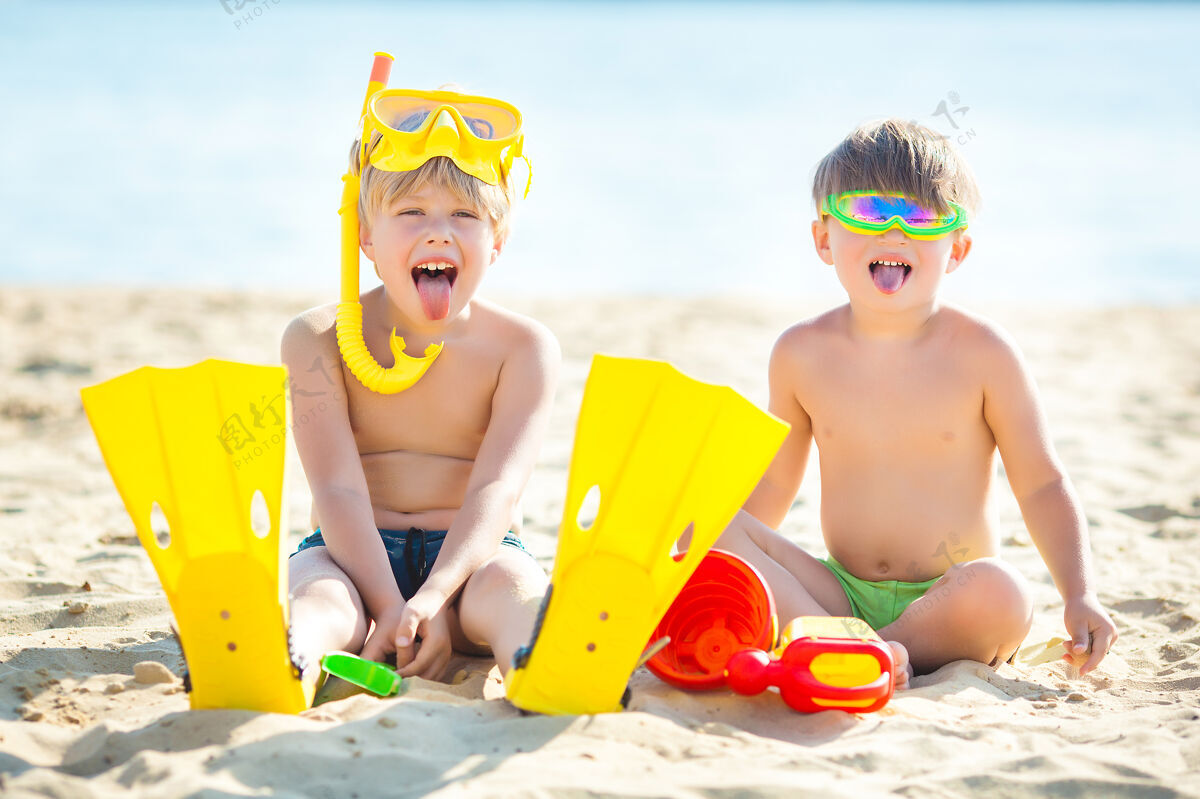 表达两个可爱的小孩在操场上玩耍海滩男孩夏天玩得开心沃尔快乐孩子们海岸乐趣海滩