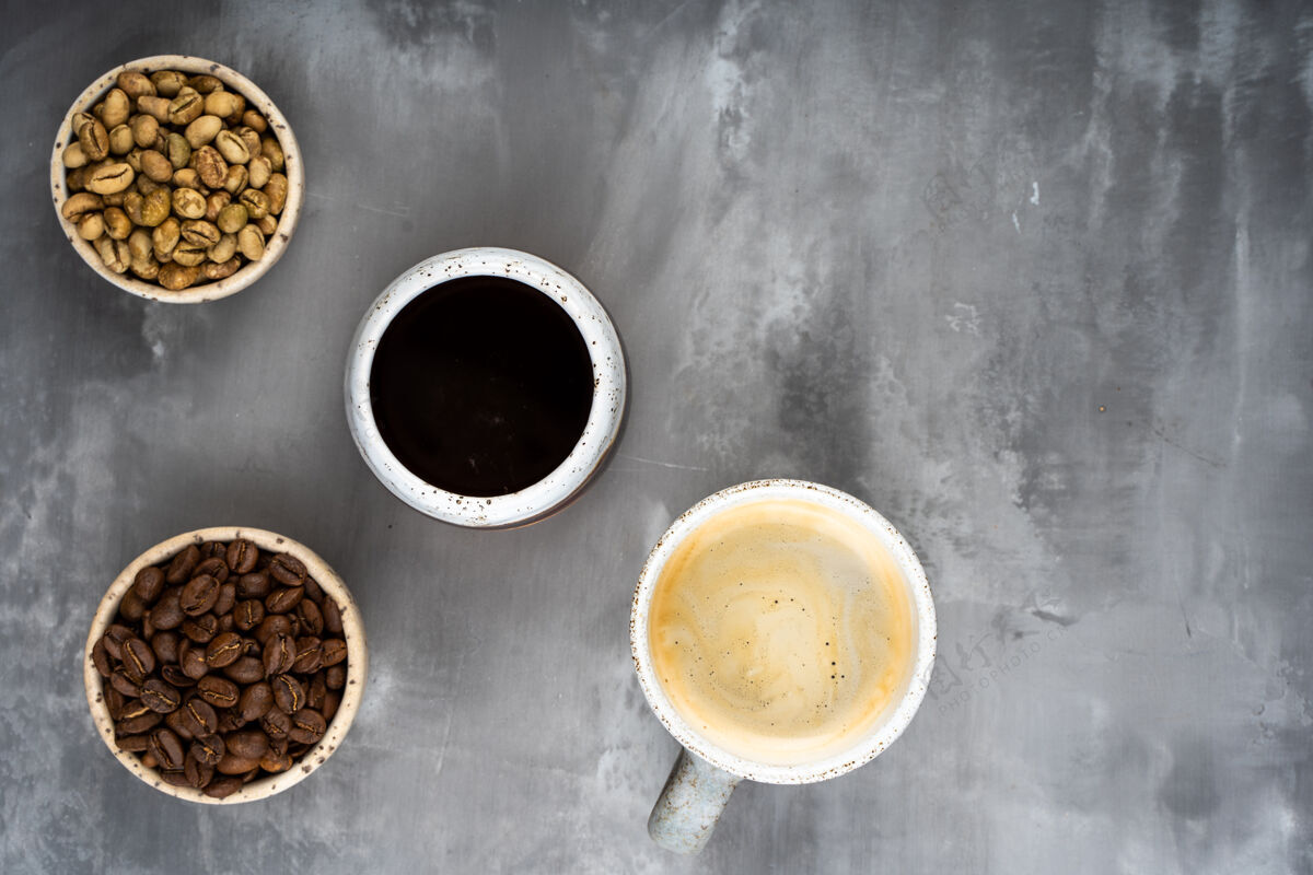 生的四个陶瓷杯 不同阶段的咖啡绿 烤豆和现成的饮料绿咖啡豆烤的顶视图