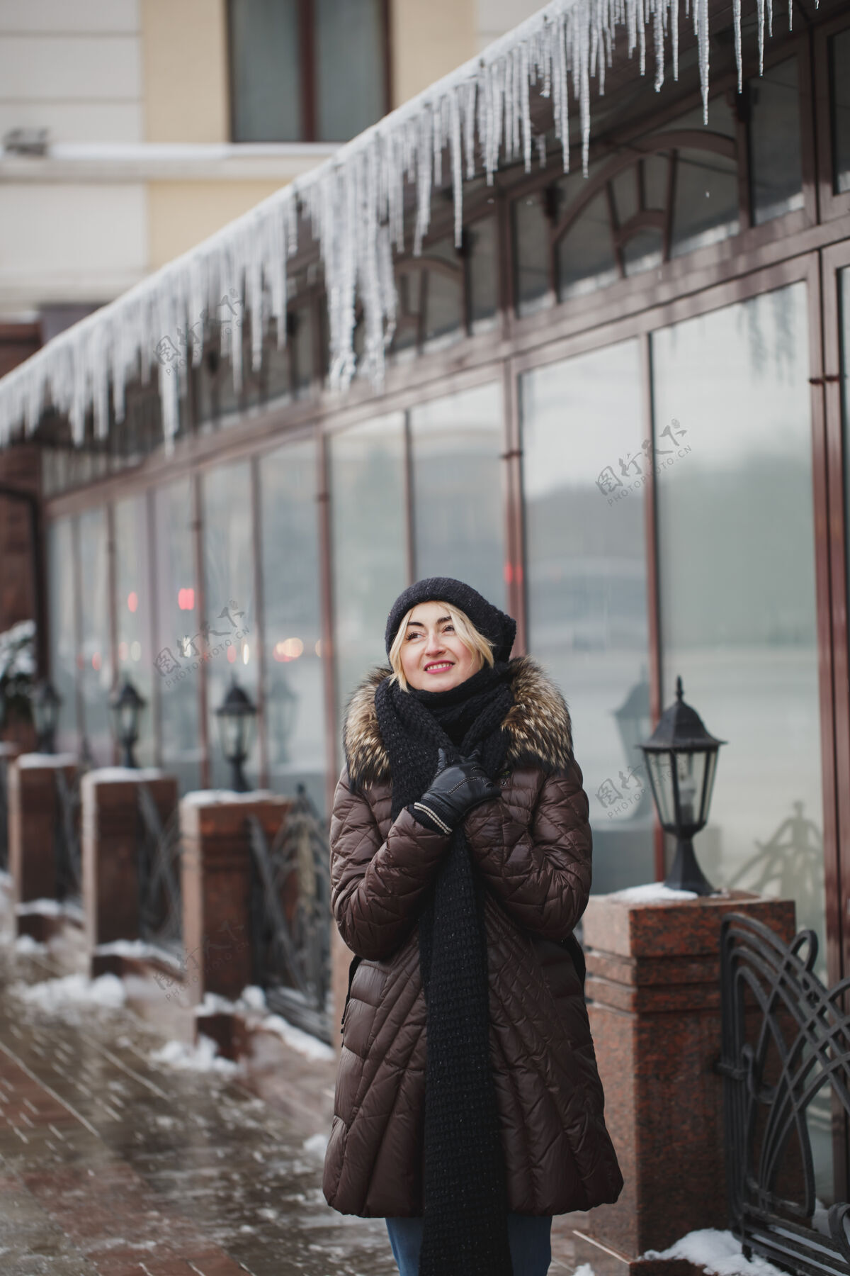 肖像美丽的快乐微笑的女人在冬天在户外摆姿势的肖像成人头发雪