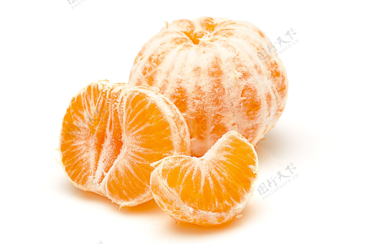 美味曼陀罗片段隔离在白色背景上柑橘水果果皮