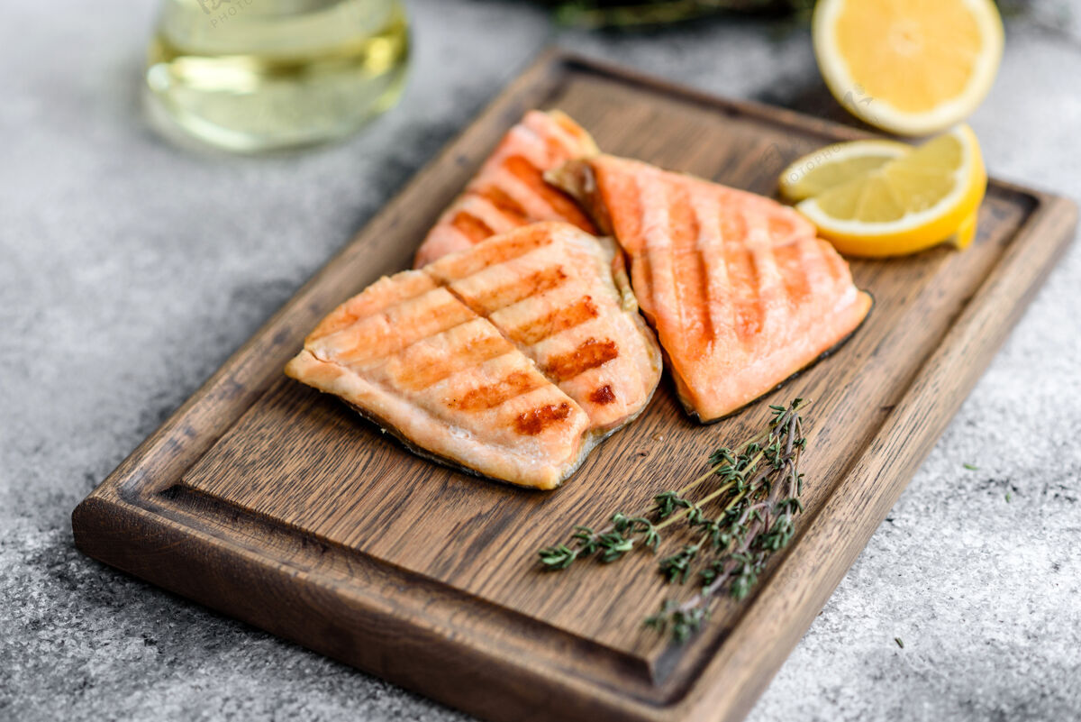 海鲜美味的新鲜红鱼北极焦烤在一个烤架来源欧米茄 健康食品牛排营养烧烤