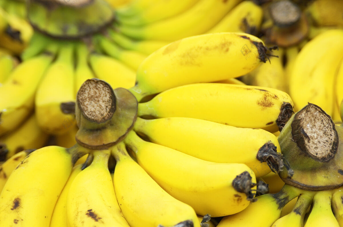 果皮一捆成熟可口的香蕉射击黄色水果