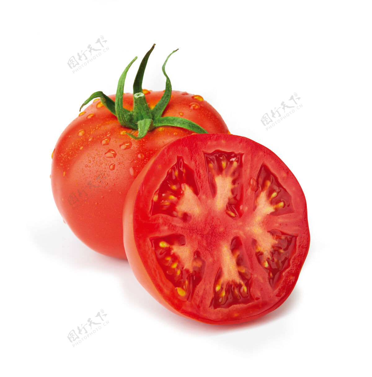 有机新鲜的 洗过的番茄和一半蔬菜维生素一半