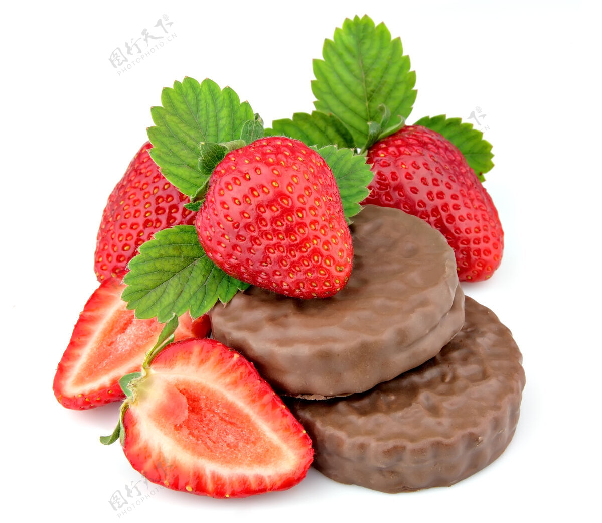 美食成熟的草莓和巧克力蛋糕上的白色花式膨化植物